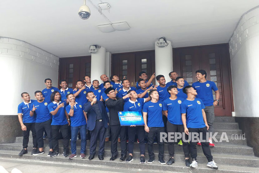 Wali Kota Bandung, Ridwan Kamil memberikan uang kadedeuh  pada pemain Persib yang juara 3 Piala Presiden sebesar Rp 150 juta, di Balai Kota Bandung, Selasa (21/3). 