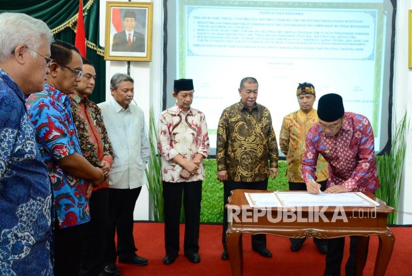 Wali Kota Bandung Ridwan Kamil menandatangani pernyataan bersama tentang penanganan banjir di Bandung Raya, di Aula Barat Gedung Sate, Kota Bandung, Kamis (10/11). Pernyataan bersama tersebut ditandatangani oleh kepala daerah Se-Bandung Raya.