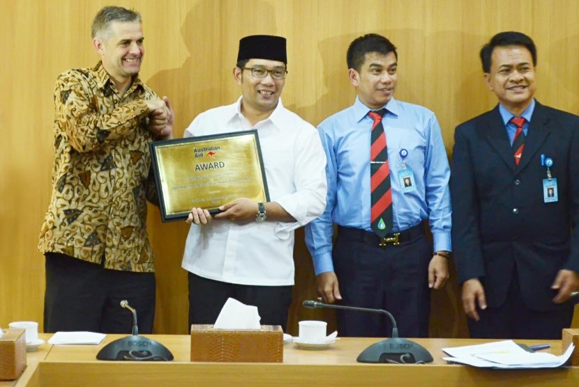 Wali Kota Bandung Ridwan Kamil menerima penghargaan manajemen sanitasi kota dari Pemerintah Australia, di Pendopo, Kota Bandung. Selasa (15/3). (Republika/Edi Yusuf)