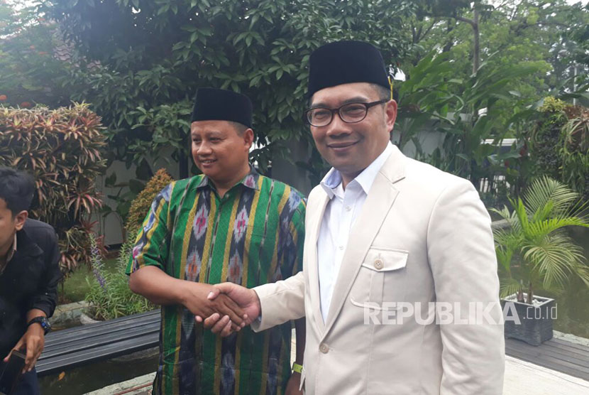 Wali Kota Bandung Ridwan Kamil (kanan)