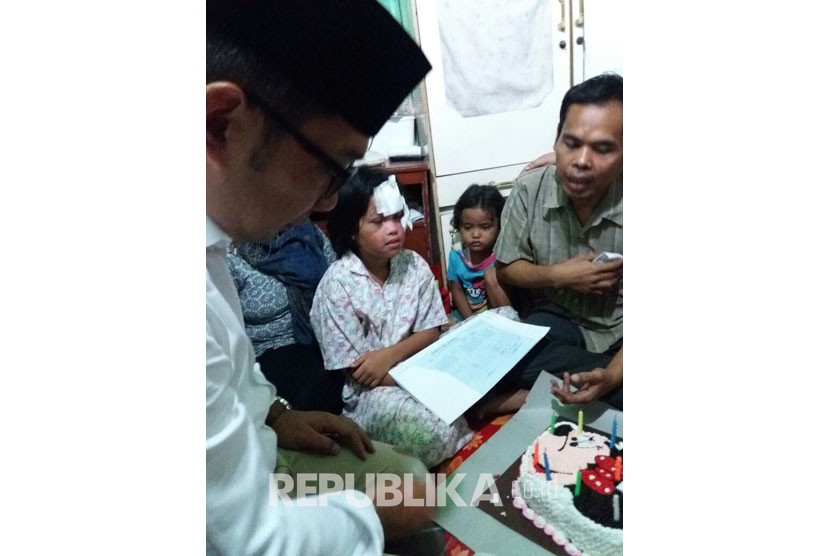 Wali Kota Bandung Ridwan Kamil mengunjungi Rachel Herliani (11), bocah korban kekerasan yang diduga dilakukan nenek tirinya, Kamis (26/10). Rachel kini diangkat menjadi warga Kota Bandung setelah sebelumnya warga Kabupaten Bandung Barat.