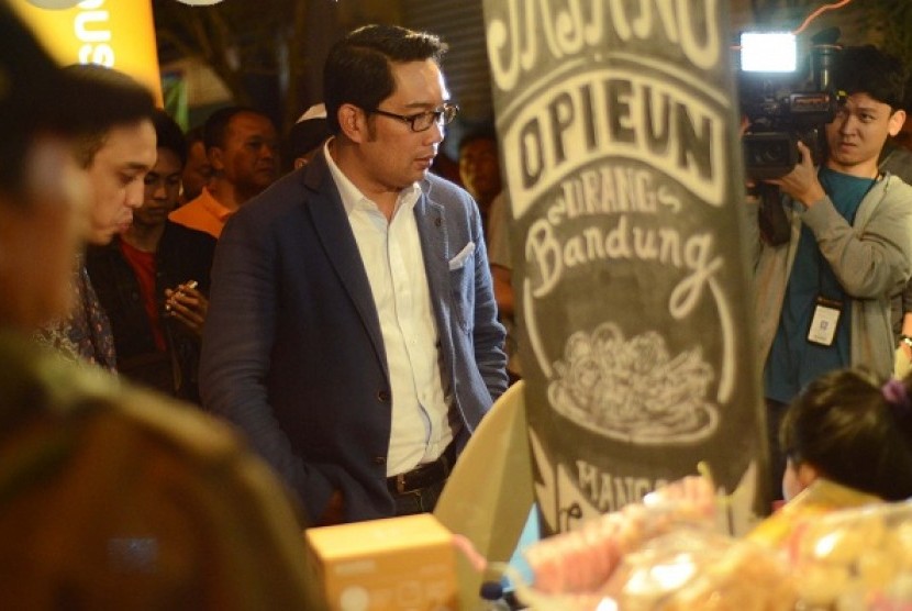 Wali Kota Bandung Ridwan Kamil meninjau Braga Culinary Night Jl Braga Kota Bandung, Sabtu (8/2) 