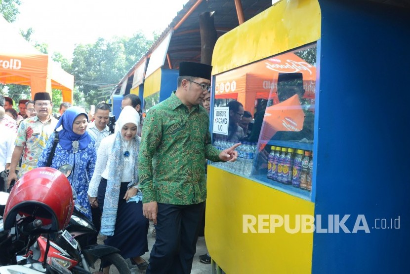 Wali Kota Bandung Ridwan Kamil meninjau kios-kios PKL pada meresmikan Wisata Kuliner Pelangi Balong Gede, di Jalan Balong Gede, Kota Bandung, Kamis (8/2).