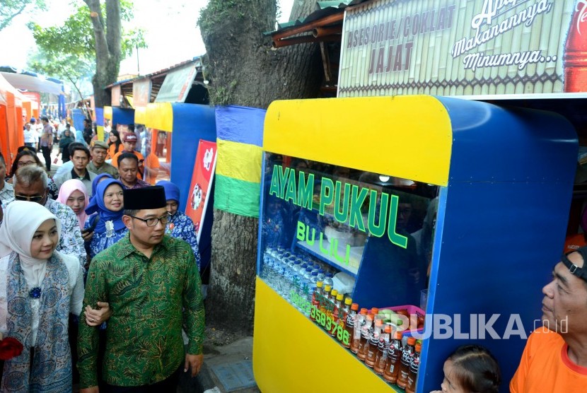 Wali Kota Bandung Ridwan Kamil meninjau kios-kios PKL pada meresmikan Wisata Kuliner Pelangi Balonggede, di Jalan Balonggede, Kota Bandung, Kamis (8/2).