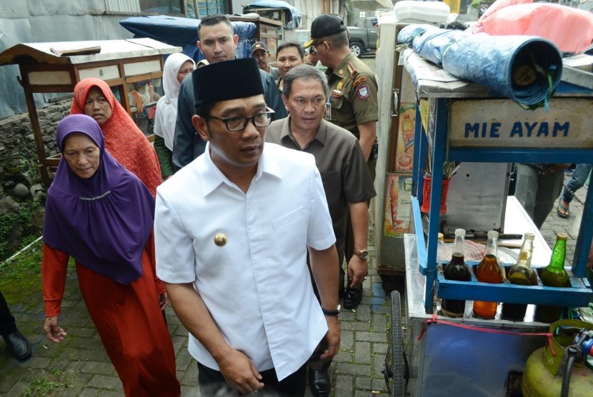 Wali Kota Bandung Ridwan Kamil meninjau tempat relokasi PKL di salah satu tempat parkir, Jl Purnawarman, Kota Bandung, Senin (14/3). (Republika/Edi Yusuf)