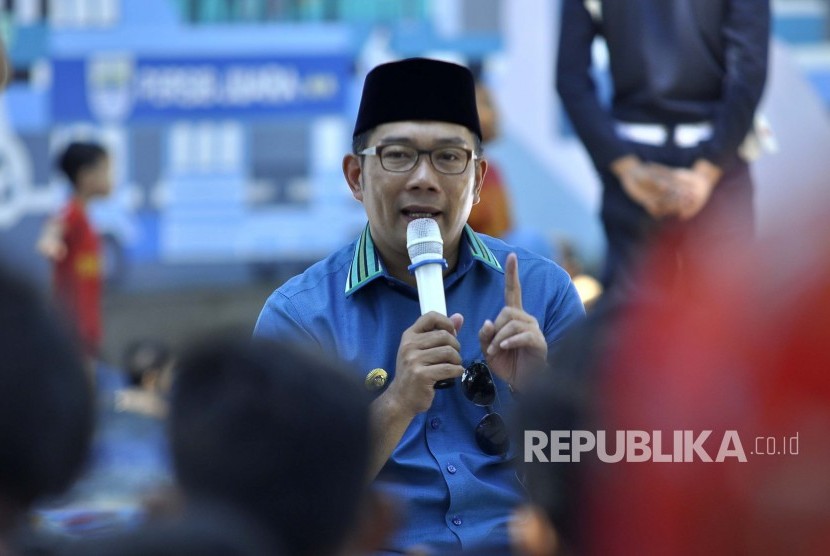 Wali Kota Bandung, Ridwan Kamil menjelaskan paparannya saat acara Bandung Menjawab di Taman Sejarah Kota Bandung, Jalan Aceh, Kota Bandung, Kamis (18/5).