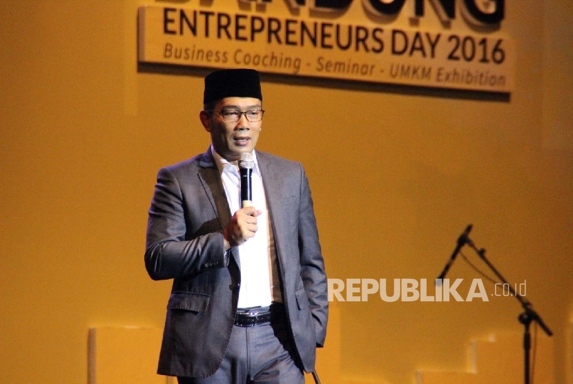 Wali Kota Bandung Ridwan Kamil menyampaikan materi pada seminar Bandung Enterpreneurs Day 2016 di Gedung Sabuga, Kota Bandung, Ahad (22/5). (Republika/ Dede Lukman Hakim)