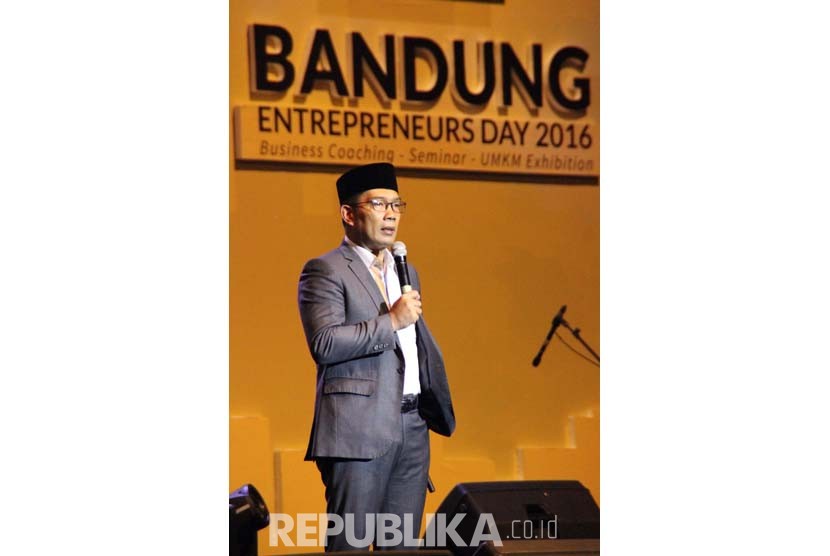Wali Kota Bandung Ridwan Kamil menyampaikan materi pada seminar Bandung Enterpreneurs Day 2016 di Gedung Sabuga, Kota Bandung, Ahad (22/5).  (Republika/ Dede Lukman Hakim)