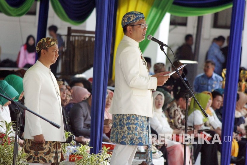 Wali Kota Bandung Ridwan Kamil menyampaikan pidato pada upacara Hari Jadi Kota Bandung (HJKB) ke-207, di Balai Kota Bandung, Senin (25/9).