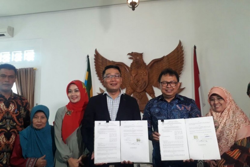 Wali Kota Bandung, Ridwan Kamil menyerahkan rumah dinas ke Sekda Kota Bandung, Yossi Irianto, Sabtu (20/1).