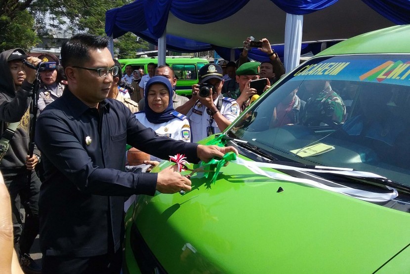 Wali Kota Bandung Ridwan Kamil meresmikan angkot trayek 08 jurusan Cicaheum-Leuwipanjang sebagai pengganti trayek 05 jurusan Cicaheum-Cibaduyut yang telah dinonaktifkan. Peresmian trayek baru tersebut diwarnai aksi protes dari ojek pangkalan Antapani.