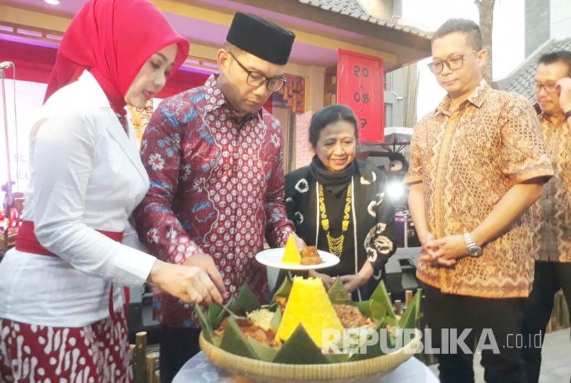 Wali Kota Bandung Ridwan Kamil meresmikan Chinatown Bandung di Jalan Kelenteng, Ahad (20/8).