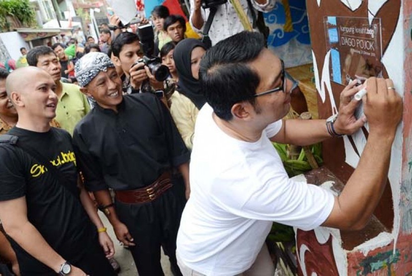 Wali Kota Bandung, Ridwan Kamil meresmikan 'Kampung Wisata Kreatif' oleh Bandung Creative City Forum (BCCF), Komunitas Taboo, dan Pemkot Bandung, di daerah Dago Pojok dan Tanggulan, Ahad (27/10). 