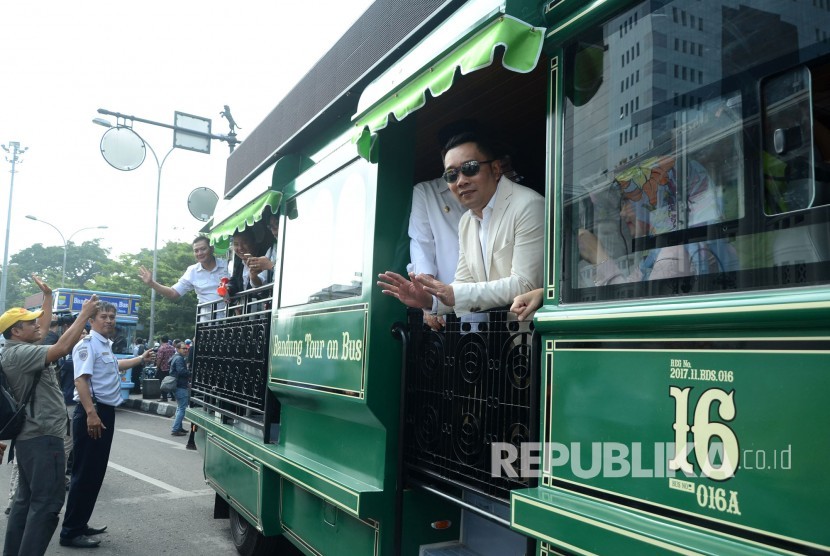 Guvernur Jabar Ridwan Kamil naik Bandung Tour on Bus (Bandros).