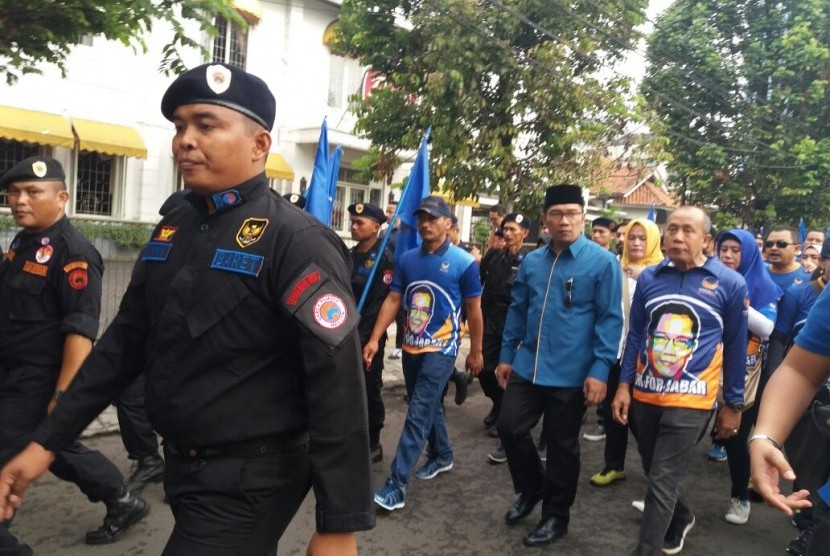 Wali Kota Bandung, Ridwan Kamil saat berjalan menuju acara deklarasi Partai Nasdem usung Ridwan Kamil sebagai calon Gubernur Jawa Barat, Ahad (19/3).