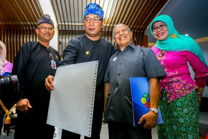 Wali Kota Bandung Ridwan Kamil saat meluncurkan Akta Kelahiran Braille dan Kartu Identitas Anak di Gedung Serbaguna Balai Kota Bandung, Rabu (28/12).