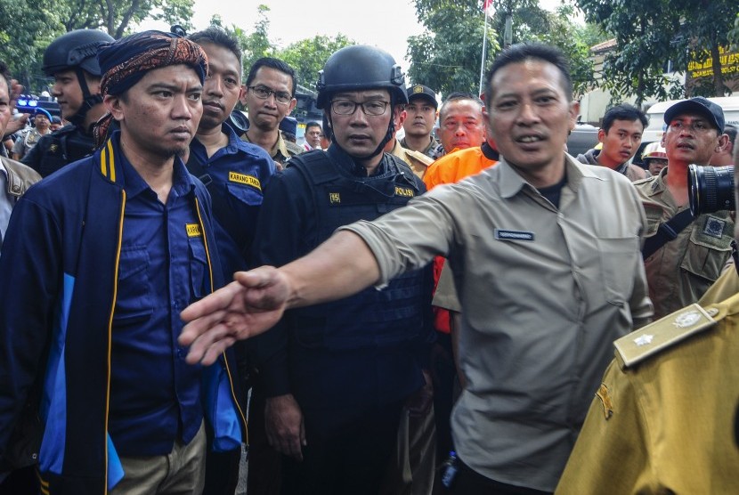 Wali Kota Bandung Ridwan Kamil (tengah) mengecek lokasi penangkapan terduga teroris di Kantor Kelurahan Arjuna, Bandung, Jawa Barat, Senin (27/2).