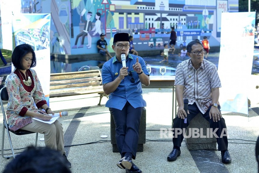 Wali Kota Bandung, Ridwan Kamil (tengah) menjelaskan paparannya didampingi Wakil Walikota Bandung, Oded M Danial saat acara Bandung Menjawab di Taman Sejarah Kota Bandung, Jalan Aceh, Kota Bandung, Kamis (18/5).