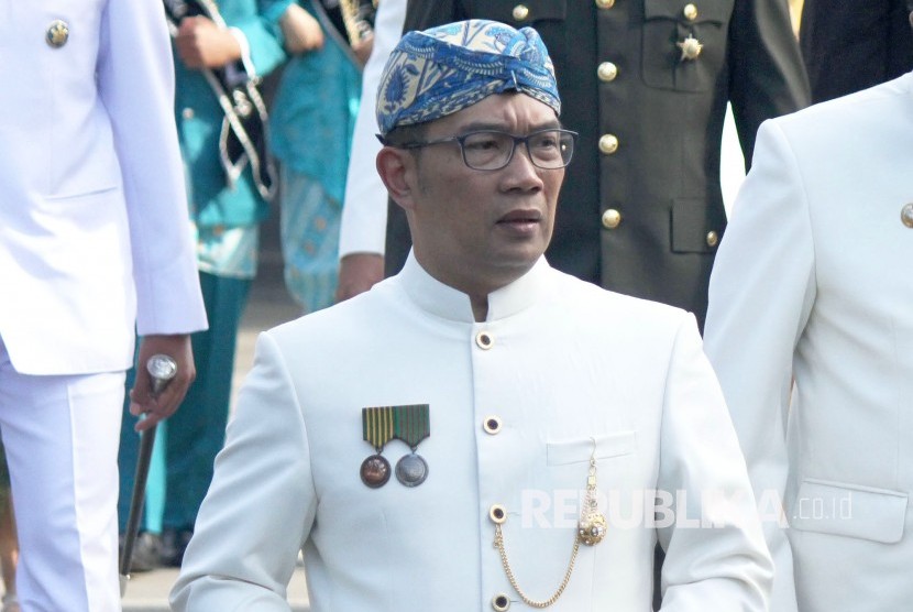 Wali Kota Bandung Ridwan menuju tempat upacara Hari Jadi Kota Bandung (HJKB) ke-207, di Balai Kota Bandung, Senin (25/9).