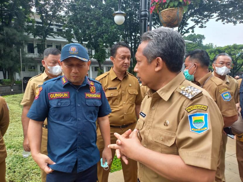 Wali Kota Bandung Yana Mulyana didampingi Kepala Diskar PB Gun Gun Sumaryana tengah meninjau kantor Bappelitbang yang kebakaran, Senin (7/11/2022). 