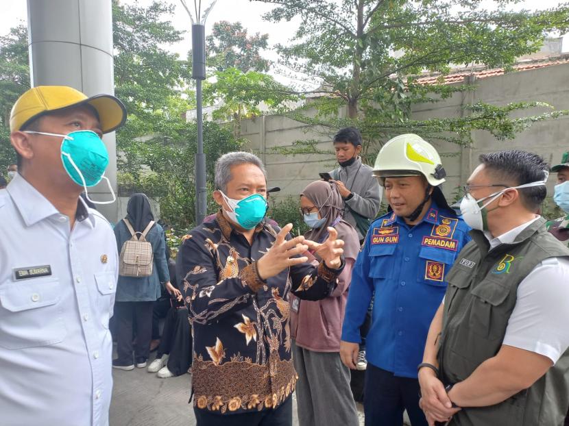 Wali Kota Bandung Yana Mulyana didampingi Kepala Diskar PB Kota Bandung Gun Gun Sumaryana dan Sekda Kota Bandung Ema Sumarna meninjau kebakaran di RSUD Bandung Kiwari, Rabu (1/2/2023). 