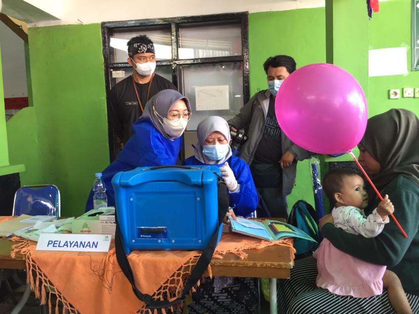 Wali Kota Bandung Yana Mulyana melakukan tinjauan capaian Bulan Imunisasi Anak Nasional (BIAN) di Posyandu Melati 2 Kebongedang, Kiaracondong, Kota Bandung, Kamis (11/8/2022). 