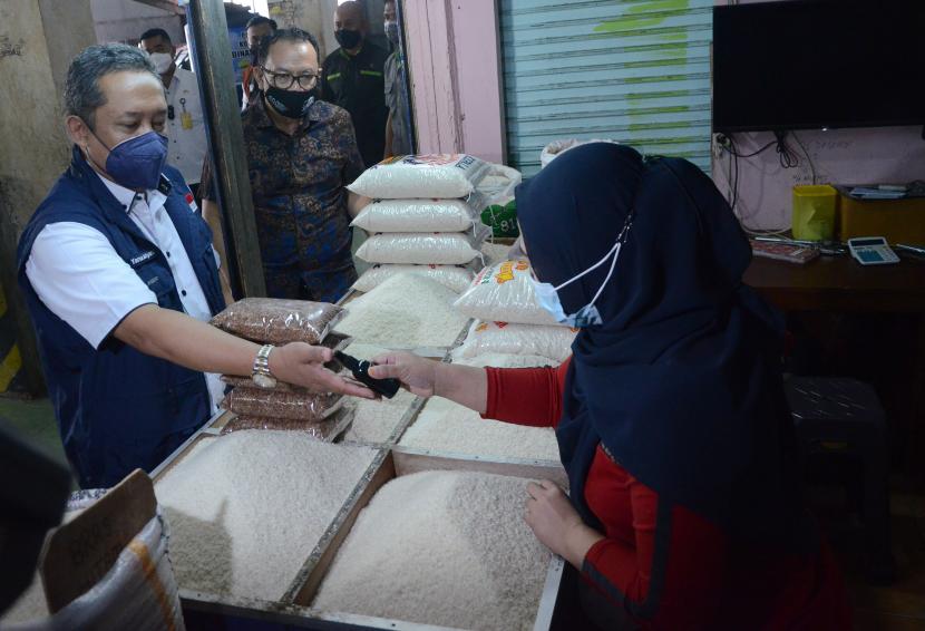 Wali Kota Bandung Yana Mulyana memberikan masker dan hand sanitizer ke pedagang Pasar Sederhana, Kota Bandung.