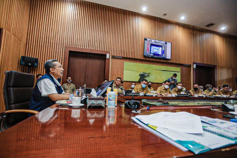 Wali Kota Bandung Yana Mulyana memimpin rapat evaluasi SAKIP di Balai Kota Bandung, Senin (24/10/2022).