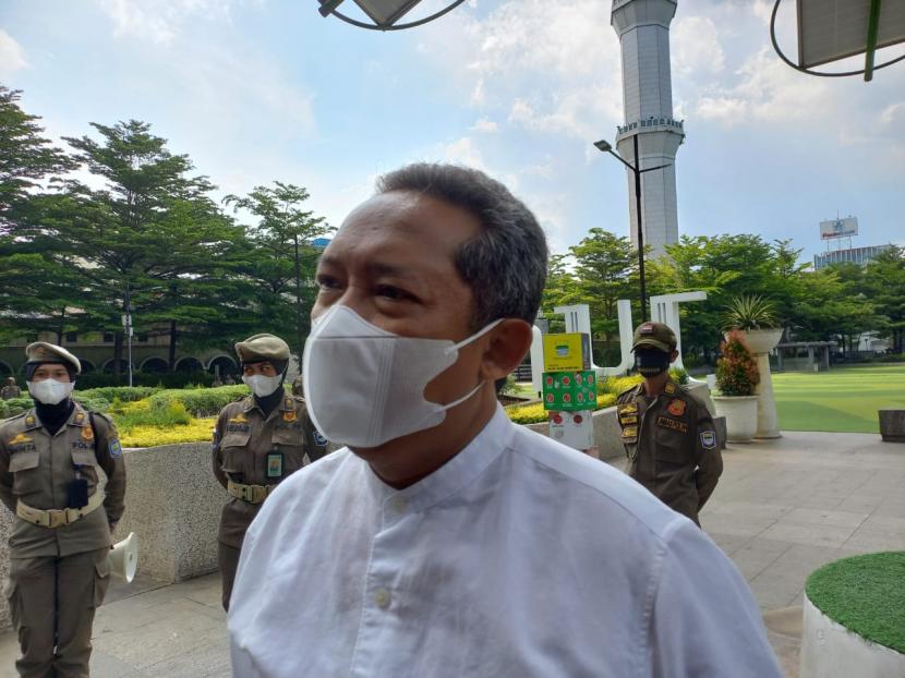 Wali Kota Bandung Yana Mulyana meninjau Taman Alun-Alun Bandung yang ditutup sementara akibat pengunjung yang membeludak dan tidak menjaga kebersihan, Jumat (6/5/2022). Pengunjung membeludak di area pedestrian Taman Alun-Alun.