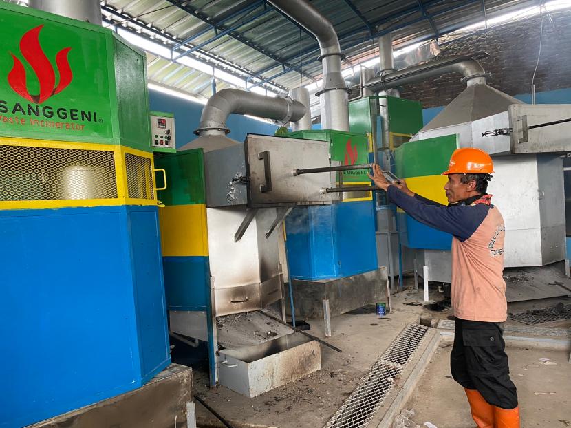 Wali Kota Bandung Yana Mulyana meresmikan mesin pengolah sampah wisanggeni (wisanggeni waste incinerator) di Pasar Ciwastra, Rancasari, Kota Bandung, Rabu (28/12/2022).