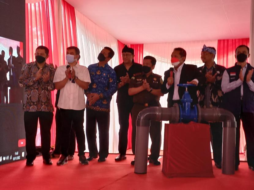 Wali Kota Bandung Yana Mulyana meresmikan Sistem Penyediaan Air Minum Cikalong untuk wilayah Bandung Timur. 