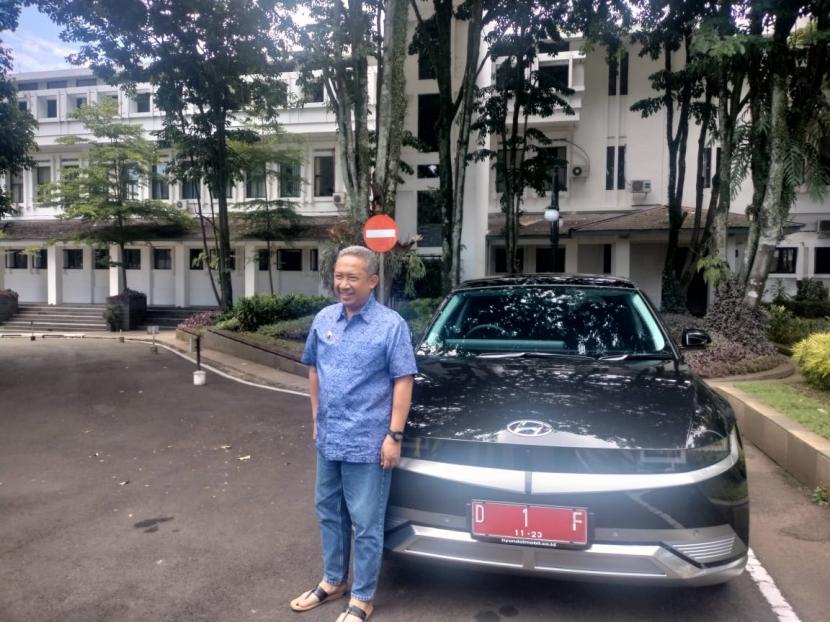 Wali Kota Bandung Yana Mulyana mulai menggunakan mobil listrik Ioniq 5 untuk kegiatan dinas, Jumat (6/1/2023). 
