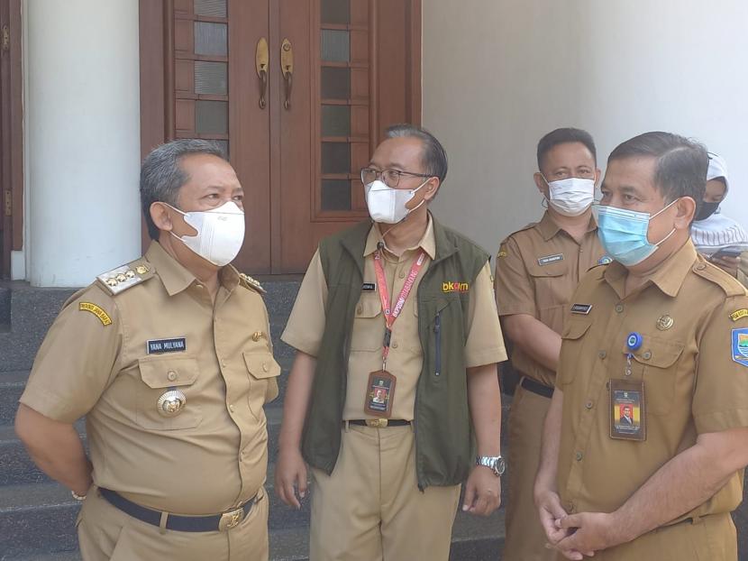 Wali Kota Bandung Yana Mulyana (paling kiri) saat melakukan sidak di hari pertama ASN Pemkot Bandung masuk kerja pasca libur Lebaran, Senin (9/5/2022). 