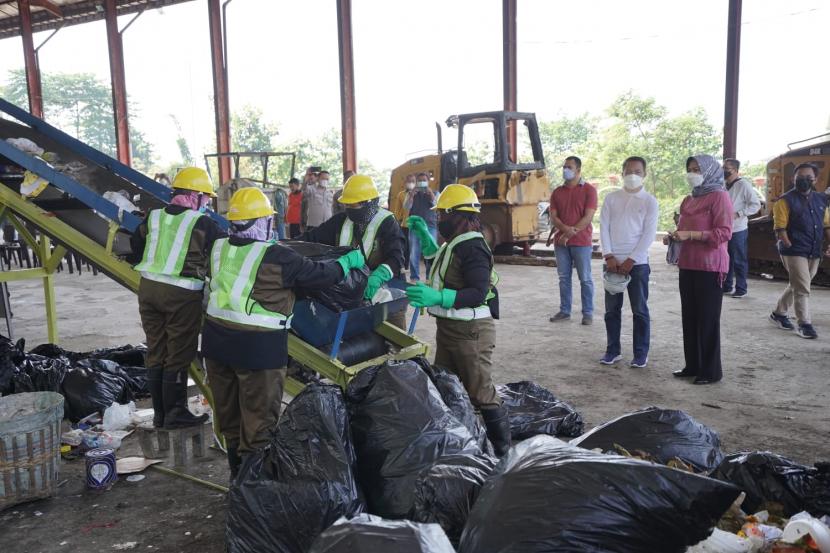 Wali Kota Batu, Dewanti Rumpoko meninjau uji coba mesin pyrolisis dan pengelolaan sampah menggunakan sistem Pesat (Pengelolaan Sampah Terpadu) di TPA Tlekung, Jumat (1/7/2022). 