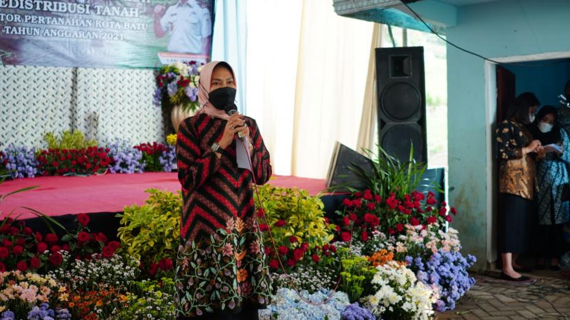 Wali Kota Batu, Dewanti Rumpoko menyerahkan Sertifikat Redistribusi di Dusun Kekep, Desa Tulungrejo, Kecamatan Bumiaji, Kota Batu, Kamis (20/1/2022). 