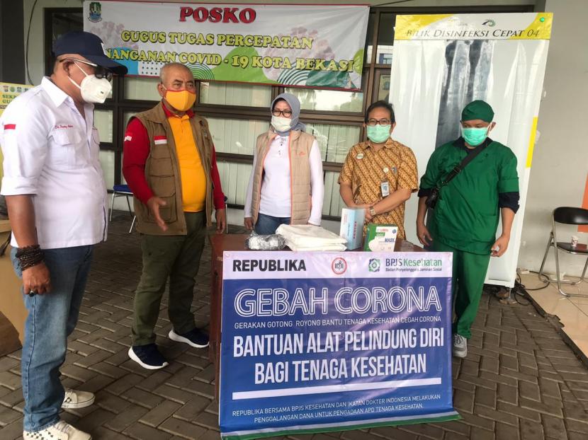 Wali Kota Bekasi Rahmat Efendi menerima bantuan berupa alat kesehatan dari BPJS Kota Bekasi. Bantuan tersebut digunakan untuk menambah pasokan perlengkapan kesehatan bagi tenaga medis di Rumah Sakit di Kota Bekasi.