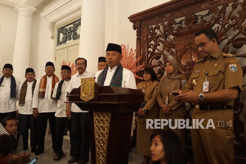 Wali Kota Bekasi Rahmat Effendi atau Pepen memberikan keterangan perihal kedatangannya ke Balai Kota DKI Jakarta, Senin (22/10). 