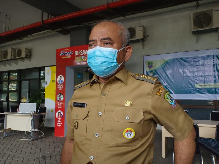 Wali Kota Bekasi, Rahmat Effendi, di Stadion Patriot Candrabhaga, Kota Bekasi,  Senin (19/10).Rahmat Effendi, mengatakan, cetak vaksin dengan pihak ketiga tidak mungkin. Sebab, hal itu akan membahayakan data diri warga.