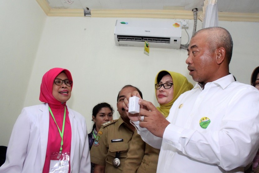 Wali Kota Bekasi Rahmat Effendi (kanan) berbincang dengan dokter yang menunjukkan jenis vaksin balita saat meninjau pelaksanaan vaksinasi ulang, di rumah sakit Rawalumbu, Bekasi, Jawa Barat, Selasa (26/7).