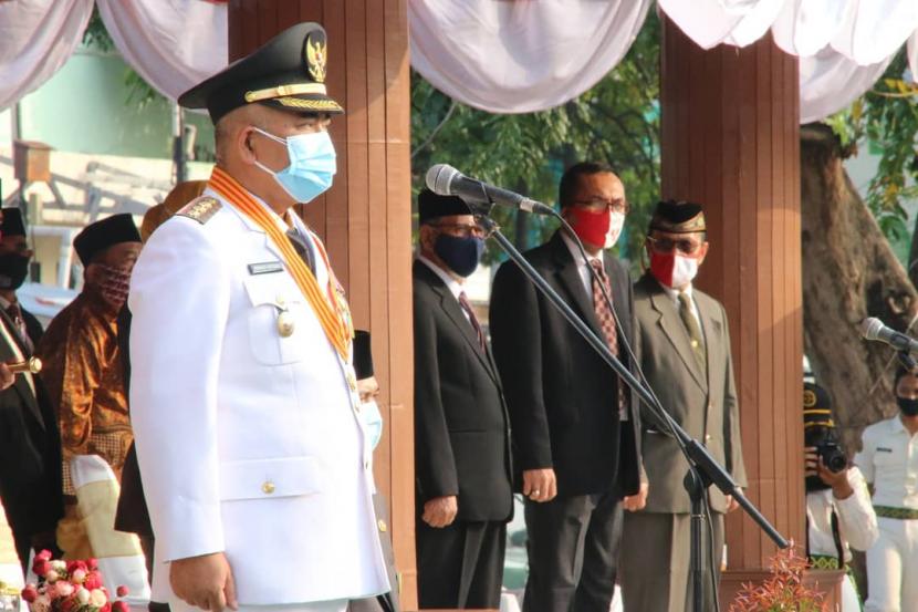 Wali Kota Bekasi Rahmat Effendi memimpin upacara pengibaran bendera, Senin (17/8).