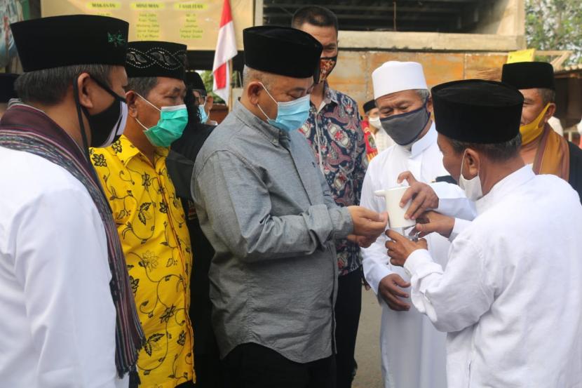 Wali Kota Bekasi Rahmat Effendi meresmikan pembangunan Masjid Jami Raudlatul Jannah di Harapan Jaya, Bekasi.