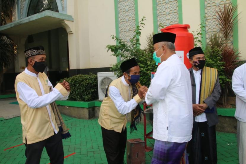 Wali Kota Bekasi, Rahmat Effendi, usai melaksanakan Shalat Id di Masjid Agung Al Barkah Kota Bekasi, Kamis (13/5). 