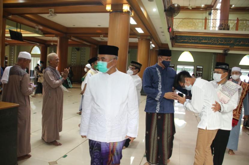 Wali Kota Bekasi, Rahmat Effendi (tengah). Pertumbuhan ekonomi Kota Bekasi, Jawa Barat, para kuartal III 2021 mencapai 3,8 persen.