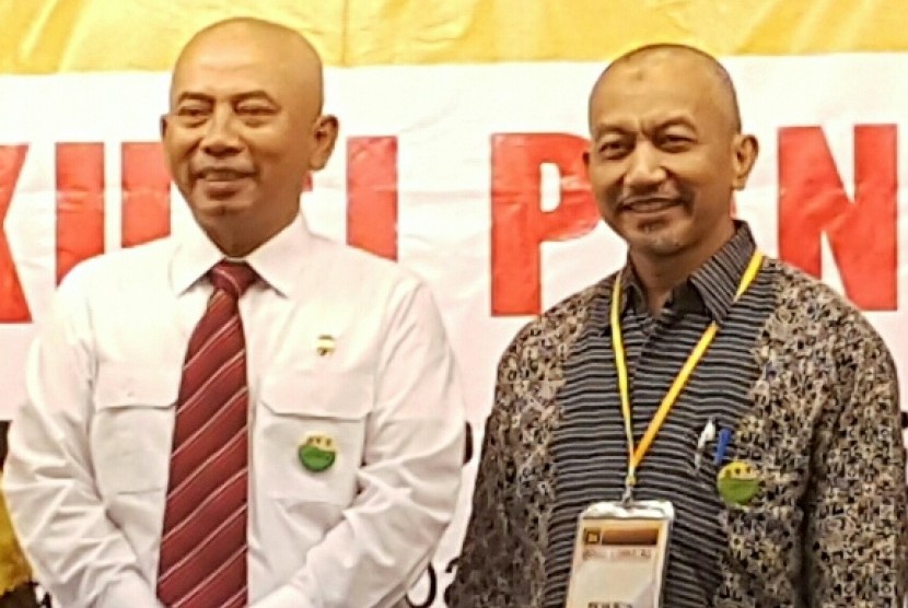 Wali Kota Bekasi Rahmat Effendy (Kiri)
