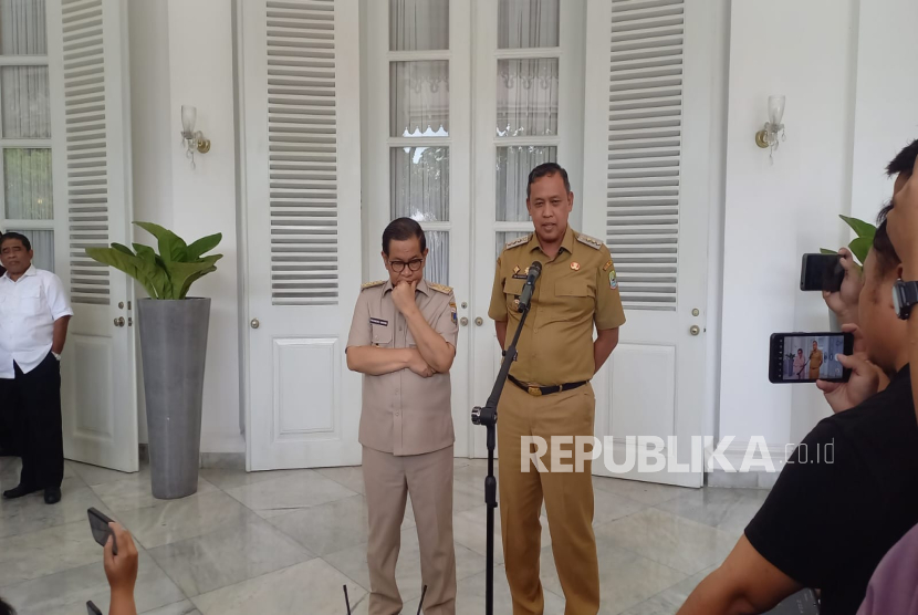 Wali Kota Bekasi Tri Adhianto bersama Gubernur DKI Pramono Anung Wibowo di Balai Kota DKI, Jakarta Pusat, Selasa (8/7/2025).