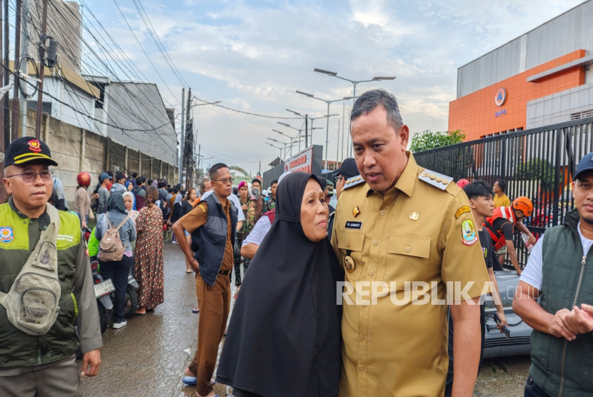 Wali Kota Bekasi Tri Adhianto ungkap rasa salutnya dengan tekad warga untuk berpuasa di tengah banjir, Selasa (4/3/2025). 