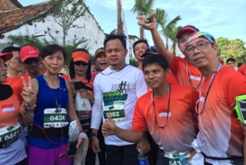 Wali Kota Bogor berfoto bersama pelari Bogor Heritage Run