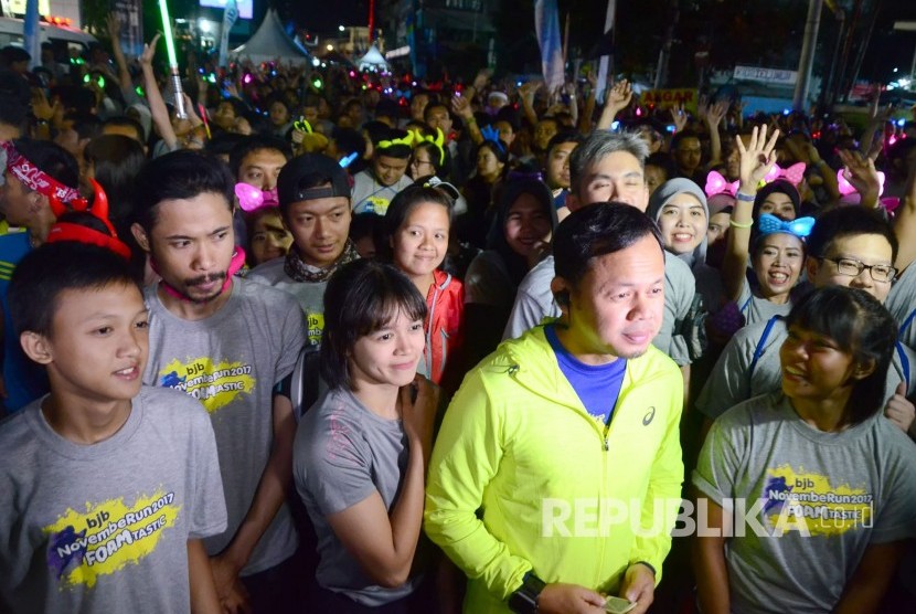 Wali Kota Bogor (berjaket) Bima Arya hadir sebagai salah satu dari dua ribu peserta BJB NovembeRun di halaman Kantor Pusat Bank BJB, Jl Naripan, Kota Bandung, Jumat (24/11).