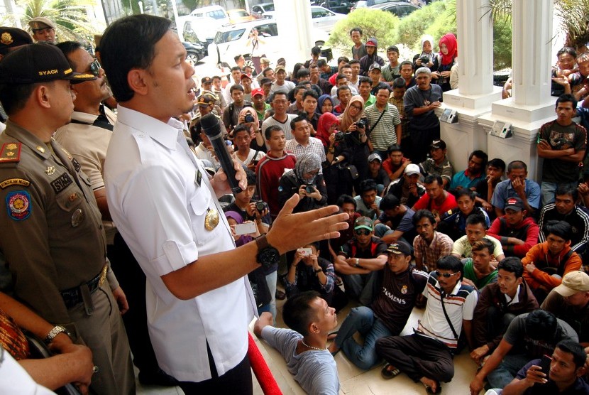 Wali Kota Bogor Bima Arya berbicara di hadapan ratusan supir angkot yang berunjukrasa di Balai Kota, Kota Bogor, Jawa Barat, Kamis (28/4).
