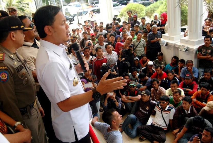Wali Kota Bogor Bima Arya berbicara di hadapan ratusan supir angkot yang berunjukrasa di Balai Kota, Kota Bogor, Jawa Barat, Kamis (28/4).